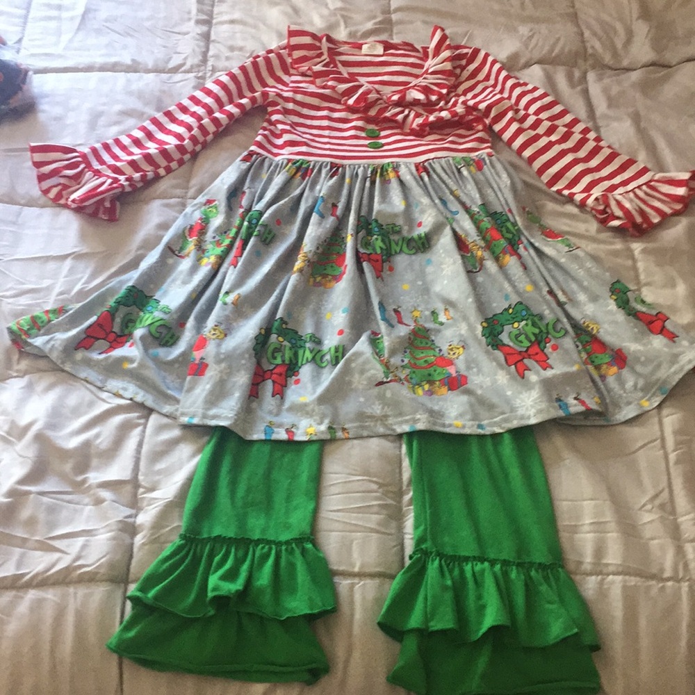 NWOT Adorable Grinch Matching Outfit 🎄